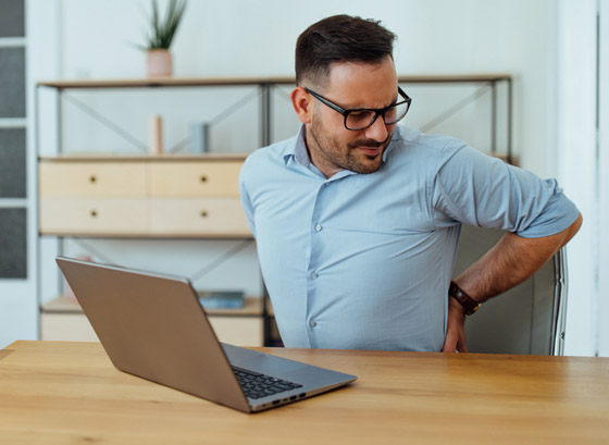 تعاني من آلام الظهر بسبب العمل من المنزل؟ إليك بعض النصائح للعلاج! صورة رقم 2 تعاني من آلام الظهر بسبب العمل من المنزل؟ إليك بعض النصائح للعلاج! صورة رقم 2