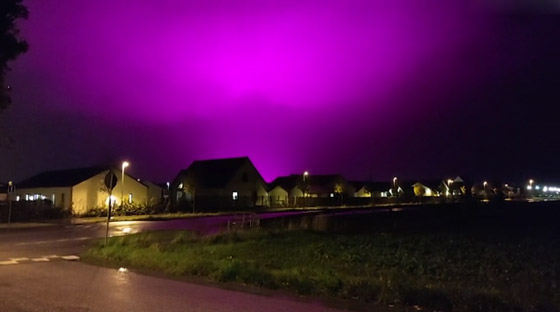 السماء البنفسجية تفجع بلدة بأكملها.. والسبب لا يخطر على بال! صورة رقم 1
