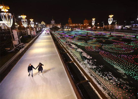 بالصور: موسكو تفتتح أكبر حلبة للتزلج على الجليد في الهواء الطلق صورة رقم 2