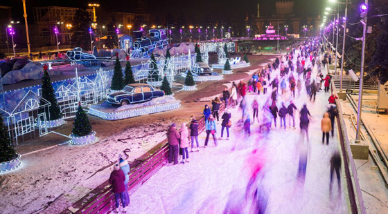 بالصور: موسكو تفتتح أكبر حلبة للتزلج على الجليد في الهواء الطلق صورة رقم 5