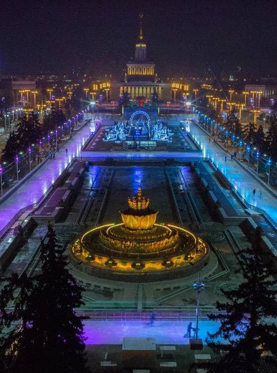 بالصور: موسكو تفتتح أكبر حلبة للتزلج على الجليد في الهواء الطلق صورة رقم 12