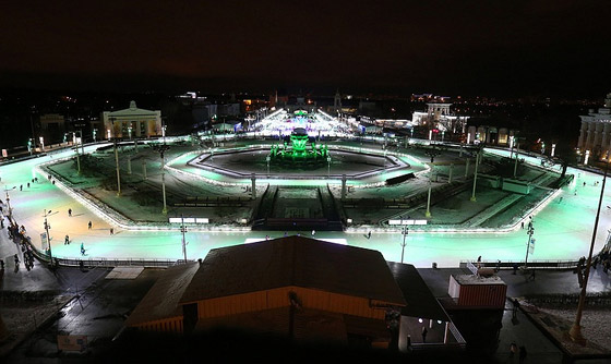 بالصور: موسكو تفتتح أكبر حلبة للتزلج على الجليد في الهواء الطلق صورة رقم 14