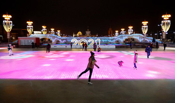 بالصور: موسكو تفتتح أكبر حلبة للتزلج على الجليد في الهواء الطلق صورة رقم 17