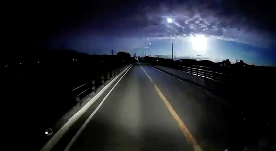 فيديو لكرة نارية هزت النوافذ وتوهجت في السماء.. ماذا حدث؟ صورة رقم 11