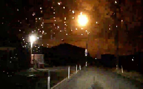 فيديو لكرة نارية هزت النوافذ وتوهجت في السماء.. ماذا حدث؟ صورة رقم 13