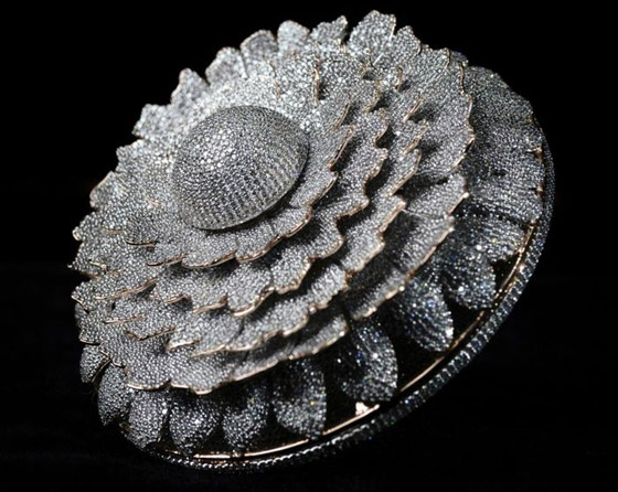 بأكثر من 12 ألف ماسة.. خاتم يدخل موسوعة غينيس (صور) صورة رقم 4