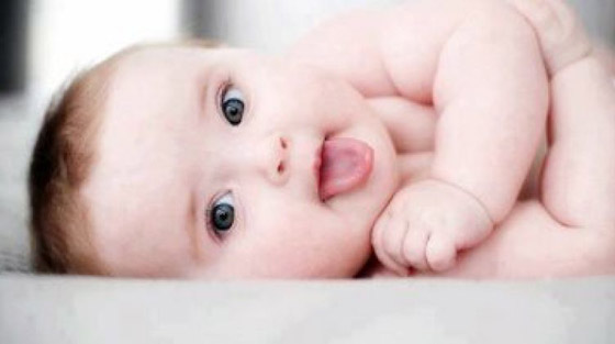 لماذا يخرج الرضيع لسانه؟ 7 أسباب علمية تفسر الظاهرة اللافتة صورة رقم 1