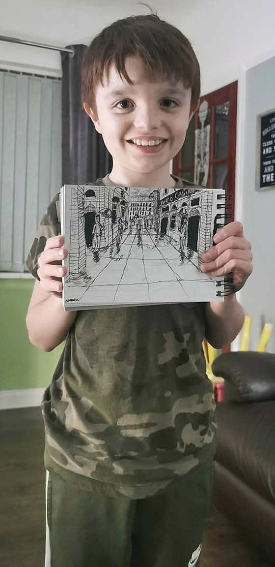 رغم إصابته بالتوحد طفل بريطاني يبدع بتميز برسم مدن عالمية! صور صورة رقم 1