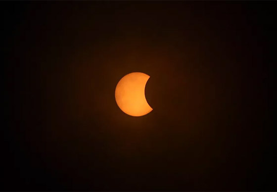 حلقات ماسية ونارية.. آخر كسوف للشمس (كلي وجزئي) في عام 2020 صورة رقم 10