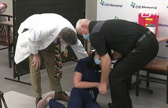 بالفيديو: إغماء ممرضة أمريكية بعد تلقيها لقاح كورونا! صورة رقم 4 بالفيديو: إغماء ممرضة أمريكية بعد تلقيها لقاح كورونا! صورة رقم 4