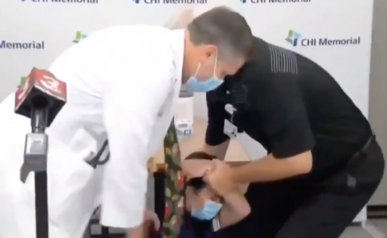 بالفيديو: إغماء ممرضة أمريكية بعد تلقيها لقاح كورونا! صورة رقم 8 بالفيديو: إغماء ممرضة أمريكية بعد تلقيها لقاح كورونا! صورة رقم 8