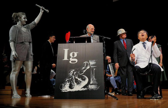 تعرفوا على جائزة إيغ نوبل للحماقة والاكتشافات السخيفة وأبرز الفائزين بها! صورة رقم 7