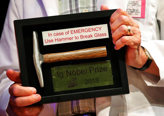 تعرفوا على جائزة إيغ نوبل للحماقة والاكتشافات السخيفة وأبرز الفائزين بها! صورة رقم 10