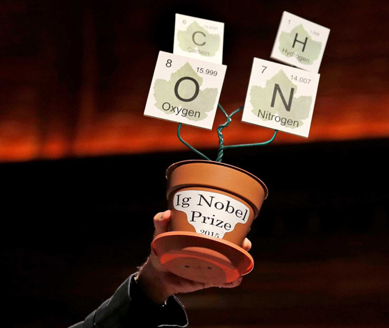 تعرفوا على جائزة إيغ نوبل للحماقة والاكتشافات السخيفة وأبرز الفائزين بها! صورة رقم 11
