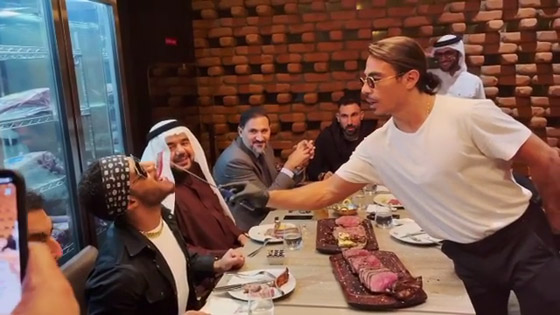 شاهدوا.. محمد رمضان يسرق الأضواء مجدداً بطريقة أكله اللحم من يد الشيف نصرت صورة رقم 1