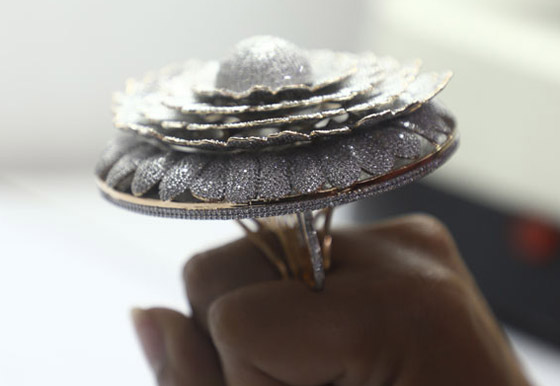 بأكثر من 12 ألف ماسة.. خاتم يدخل موسوعة غينيس (صور) صورة رقم 2