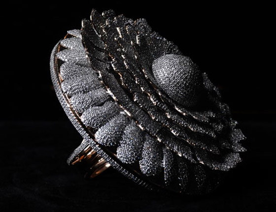 بأكثر من 12 ألف ماسة.. خاتم يدخل موسوعة غينيس (صور) صورة رقم 3