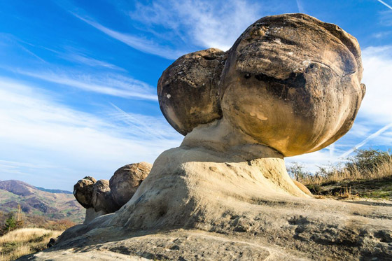 صخور غريبة غامضة تنمو وتتحرك في رومانيا.. ما الأمر؟ صورة رقم 2