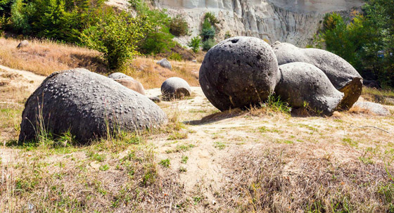 صخور غريبة غامضة تنمو وتتحرك في رومانيا.. ما الأمر؟ صورة رقم 4
