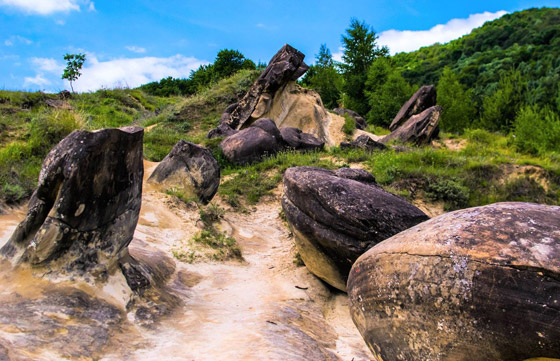 صخور غريبة غامضة تنمو وتتحرك في رومانيا.. ما الأمر؟ صورة رقم 5