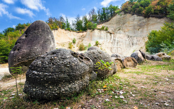 صخور غريبة غامضة تنمو وتتحرك في رومانيا.. ما الأمر؟ صورة رقم 6