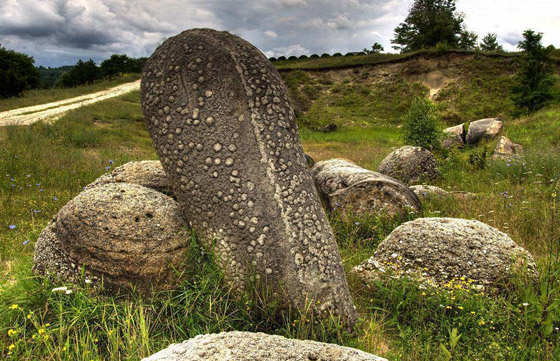 صخور غريبة غامضة تنمو وتتحرك في رومانيا.. ما الأمر؟ صورة رقم 7