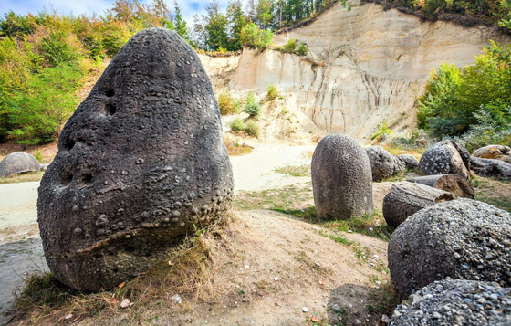 صخور غريبة غامضة تنمو وتتحرك في رومانيا.. ما الأمر؟ صورة رقم 10