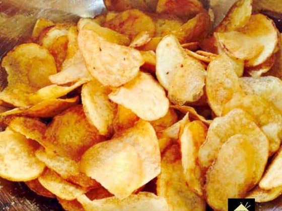 بدلا من قليها بالزيت.. إليكم طريقة صنع رقائق البطاطس في الميكروويف صورة رقم 8 بدلا من قليها بالزيت.. إليكم طريقة صنع رقائق البطاطس في الميكروويف صورة رقم 8