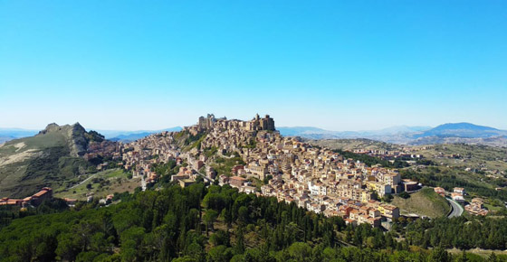 بلدة إيطالية تعرض منازلها للبيع مقابل يورو واحد فقط لجلب سكان جدد! صور صورة رقم 1