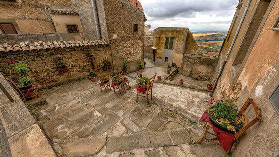 بلدة إيطالية تعرض منازلها للبيع مقابل يورو واحد فقط لجلب سكان جدد! صور صورة رقم 10