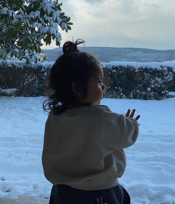 صور رومانسية وأخرى عائلية لطيفة لأشهر نجوم تركيا يلعبون في الثلج صورة رقم 3 صور رومانسية وأخرى عائلية لطيفة لأشهر نجوم تركيا يلعبون في الثلج صورة رقم 3