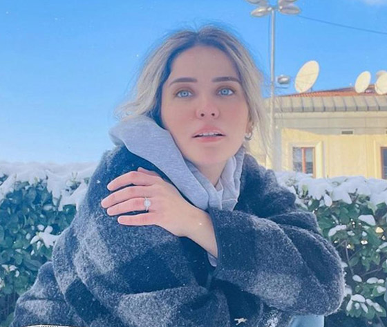 صور رومانسية وأخرى عائلية لطيفة لأشهر نجوم تركيا يلعبون في الثلج صورة رقم 13 صور رومانسية وأخرى عائلية لطيفة لأشهر نجوم تركيا يلعبون في الثلج صورة رقم 13