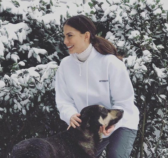 صور رومانسية وأخرى عائلية لطيفة لأشهر نجوم تركيا يلعبون في الثلج صورة رقم 14 صور رومانسية وأخرى عائلية لطيفة لأشهر نجوم تركيا يلعبون في الثلج صورة رقم 14