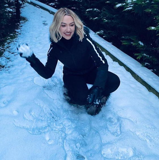 صور رومانسية وأخرى عائلية لطيفة لأشهر نجوم تركيا يلعبون في الثلج صورة رقم 23 صور رومانسية وأخرى عائلية لطيفة لأشهر نجوم تركيا يلعبون في الثلج صورة رقم 23