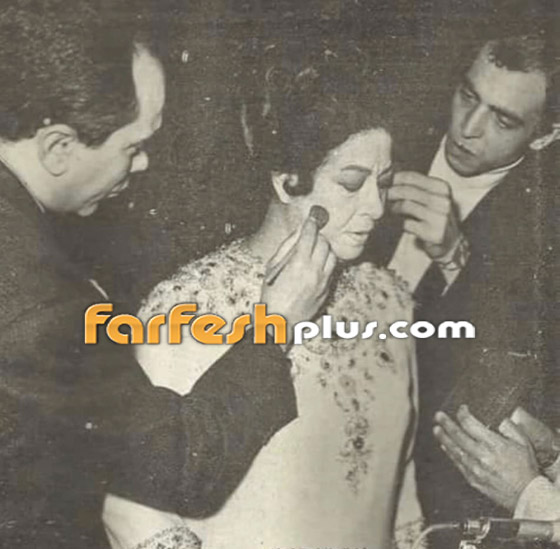 صور نادرة: أم كلثوم تخضع لأنامل مصفف الشعر وخبير المكياج قبل صعودها للمسرح صورة رقم 1