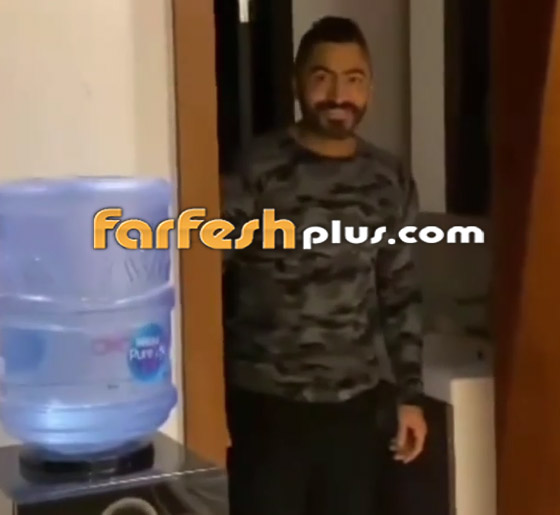 فيديو: تامر حسني يفاجئ احدى معجباته بعد أن أصيبت بالشلل وفقدت الذاكرة صورة رقم 2 فيديو: تامر حسني يفاجئ احدى معجباته بعد أن أصيبت بالشلل وفقدت الذاكرة صورة رقم 2