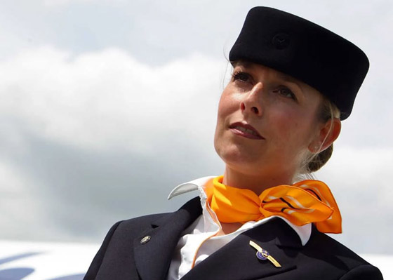 ما هو أول شيء يلفت انتباه مضيفات الطيران في المسافرين؟ صورة رقم 1