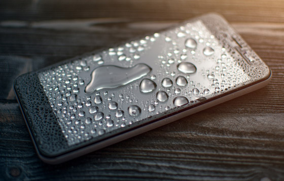 إليكم القواعد والطرق المناسبة لإنقاذ الهاتف إذا سقط في المياه صورة رقم 1