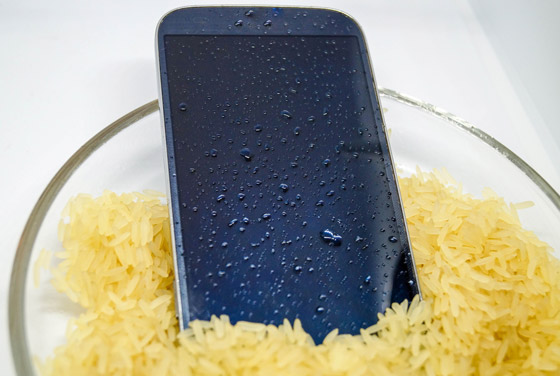 إليكم القواعد والطرق المناسبة لإنقاذ الهاتف إذا سقط في المياه صورة رقم 2