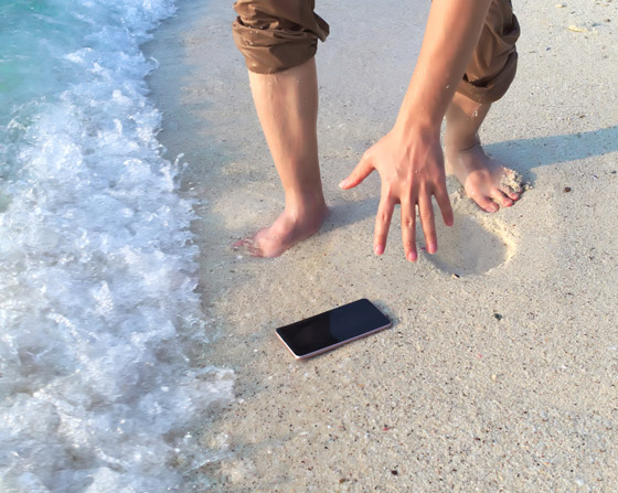 إليكم القواعد والطرق المناسبة لإنقاذ الهاتف إذا سقط في المياه صورة رقم 3