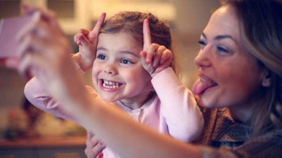 قد تتحول إلى ستيكرات مذلة ووسيلة لابتزازهم.. هذه مخاطر نشر الآباء صور الأطفال على الإنترنت صورة رقم 1