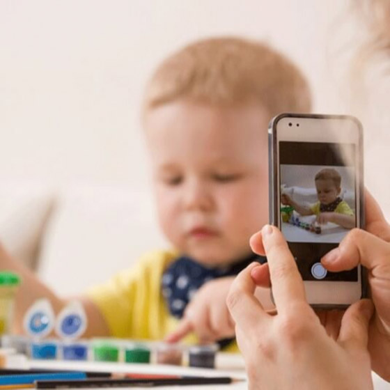 قد تتحول إلى ستيكرات مذلة ووسيلة لابتزازهم.. هذه مخاطر نشر الآباء صور الأطفال على الإنترنت صورة رقم 7