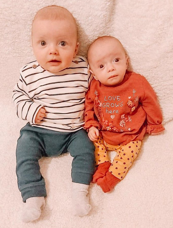 أندر حمل في العالم: أم بريطانية تنجب توأما بفارق ثلاثة أسابيع! صور صورة رقم 1