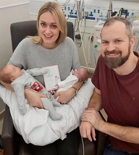 أندر حمل في العالم: أم بريطانية تنجب توأما بفارق ثلاثة أسابيع! صور صورة رقم 2