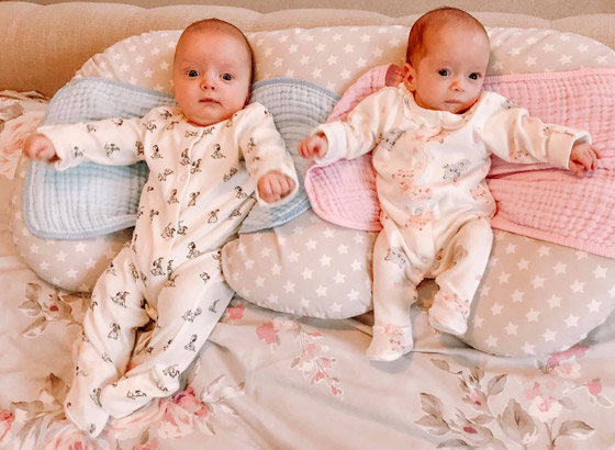 أندر حمل في العالم: أم بريطانية تنجب توأما بفارق ثلاثة أسابيع! صور صورة رقم 5