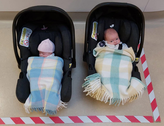 أندر حمل في العالم: أم بريطانية تنجب توأما بفارق ثلاثة أسابيع! صور صورة رقم 6