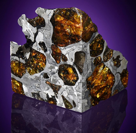 صورة رقم 1 - امتلك قطعة من الفضاء: مزاد لصخور القمر وقطع المريخ مقابل مبالغ طائلة صورة رقم 1 - امتلك قطعة من الفضاء: مزاد لصخور القمر وقطع المريخ مقابل مبالغ طائلة