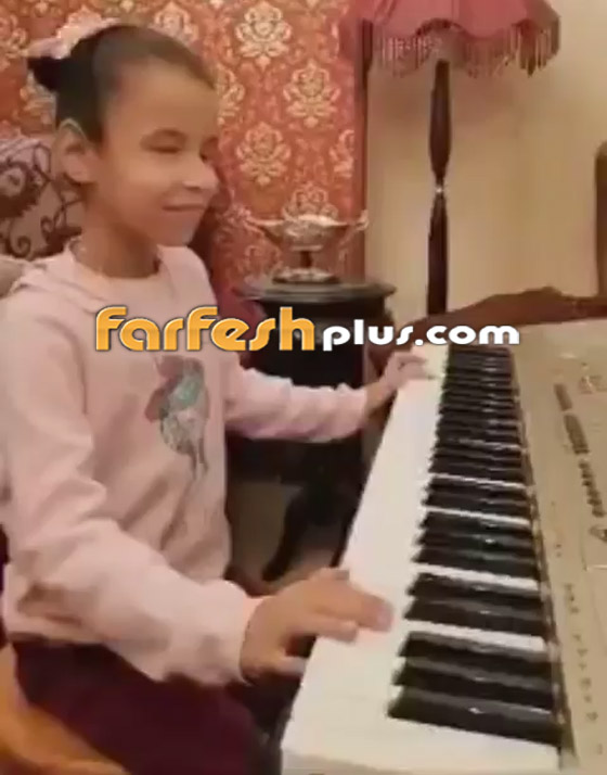 عمرو دياب ينشر فيديو لطفلة من ذوي الاحتياجات وهي تعزف إحدى أغنياته صورة رقم 2
