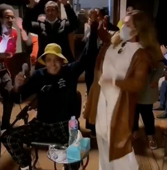 ليلى علوي ترقص مع محمد منير على أنغام (علي صوتك) صورة رقم 2