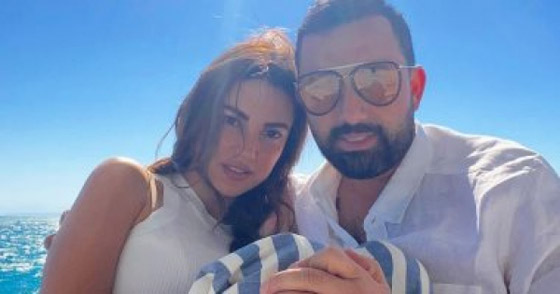 سيارة مغطاة بالورود..درة تخطف الأنظار بصور رومانسية مع زوجها في يوم الحب صورة رقم 4